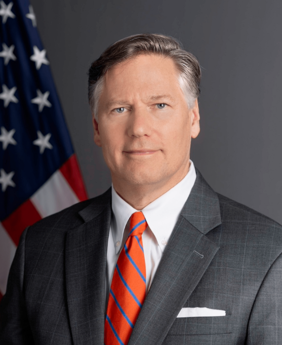 Imagen de Estados Unidos expresa sus condolencias por el asesinato del alcalde de Uruapan Carlos Manzo. El subsecretario de estado Cristopher Landau expresó sus condolencias a la familia y afirmó que su país está dispuesto a profundizar la cooperación en materia de seguridad con México para combatir el crimen organizado.